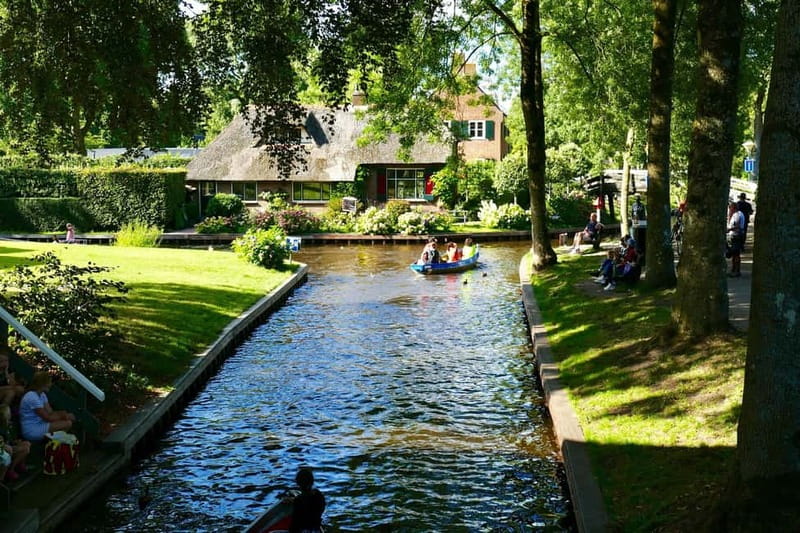 1 Hour Private open boat tour with local captain - A 1-hour private open-boat is the sweet spot for Giethoorn