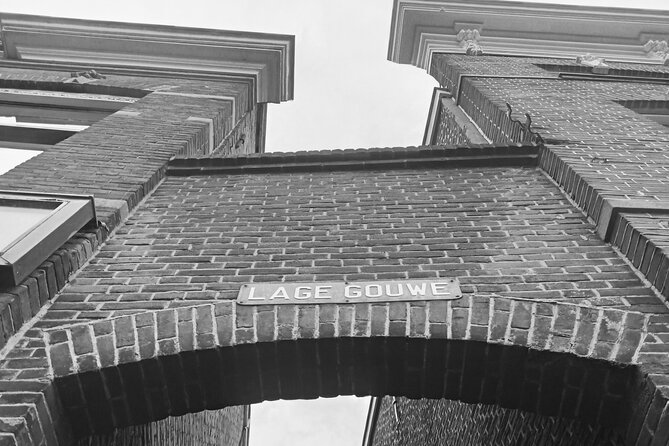 2-Hour Walking Tour in Gouda All inclusive - Visbanken monument: fish trading at the edge of the story
