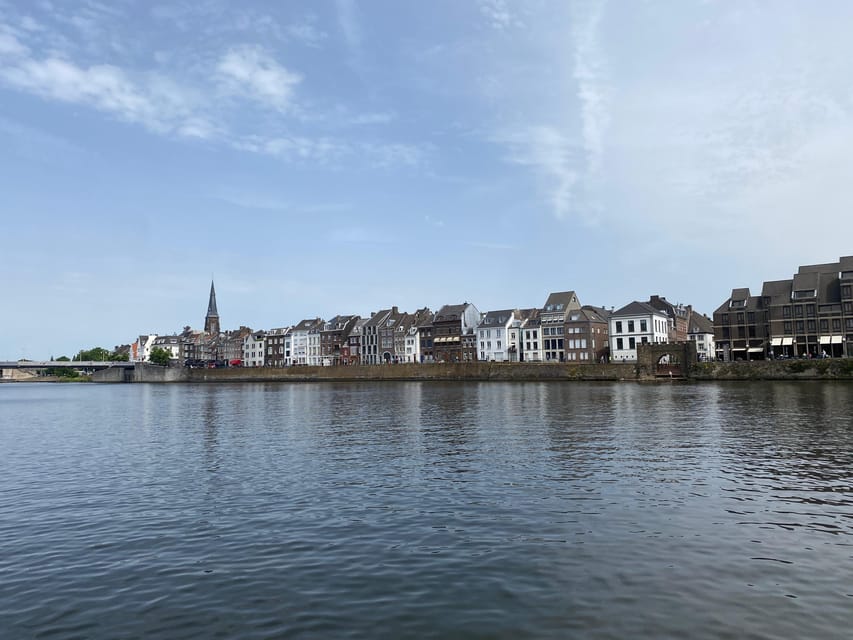 2H Walking Tour Maastricht - Basilica of Saint Servatius stop: learning without slowing the day