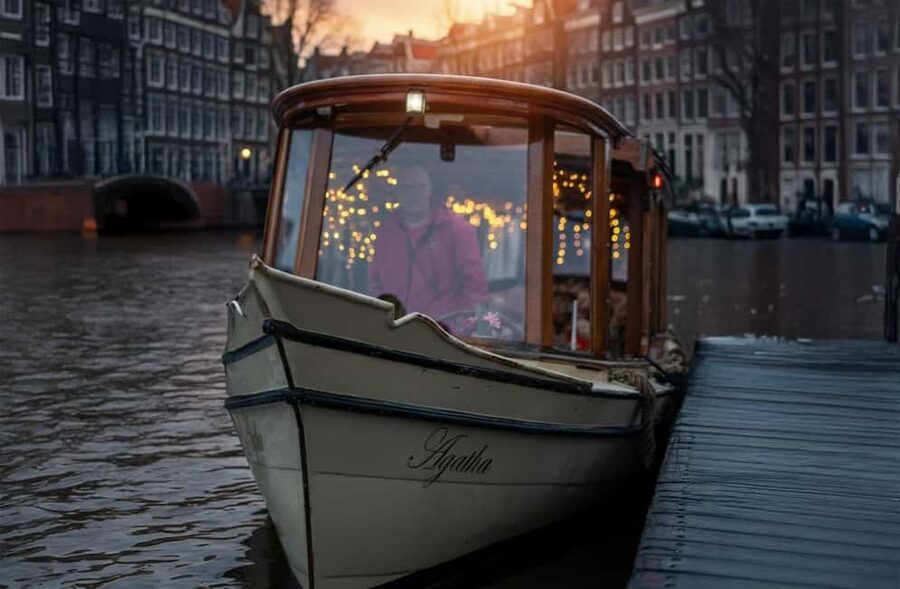 Amsterdam:1.5-Hour Canal Cruise local Guide, Drinks & Snacks - Stop-by-Stop: What to Watch For Along the Canal Route