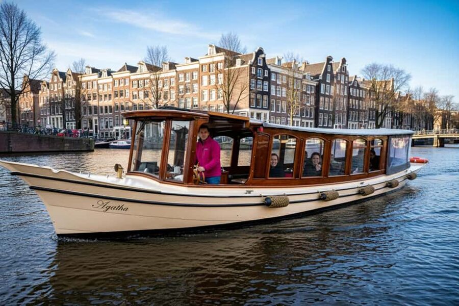 Amsterdam:1.5-Hour Canal Cruise local Guide, Drinks & Snacks - Finding the Right Boat Near Rijksmuseum, Stationsplein 18, and the Pink Crew