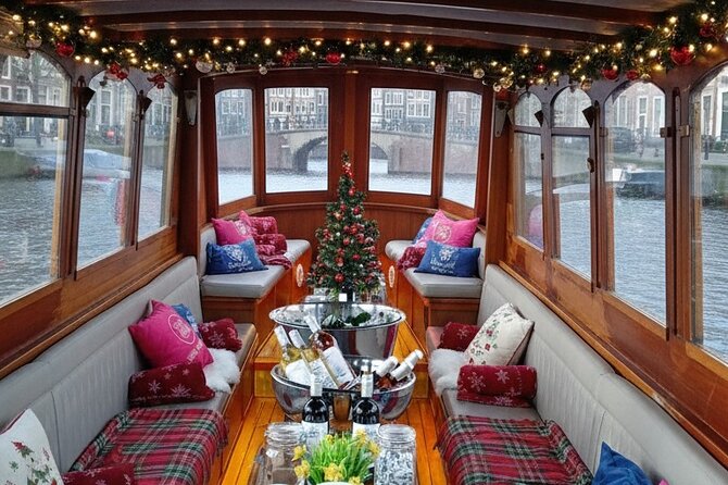 Amsterdam 1-Hour Canal Cruise With Live Guide - The live guide effect: how one hour turns into understanding