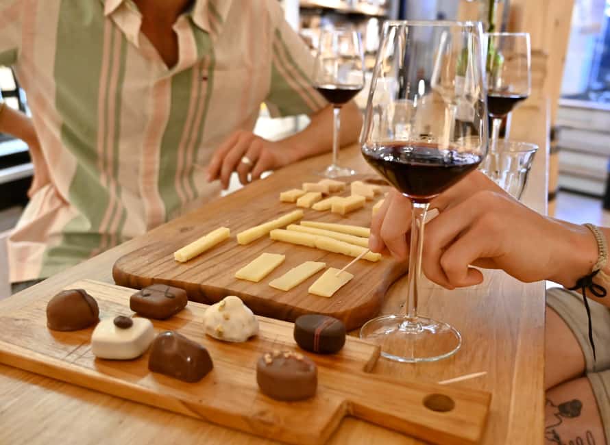 Amsterdam: 10 Tastings Guided Food Tour by UNESCO Canals - The First Bites in Binnenstad: Cheese, Welcome Drinks, and City Orientation