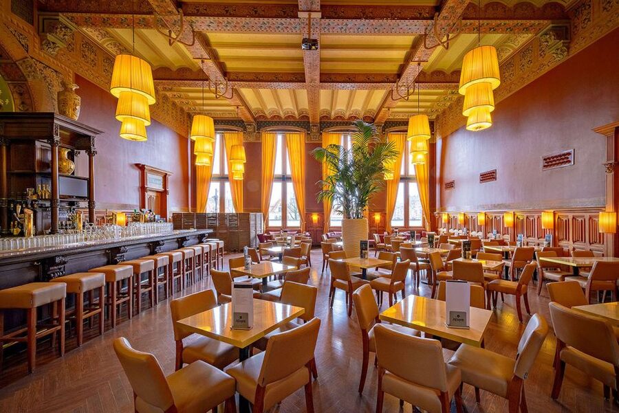 Amsterdam: 3-Course Meal in Historic 1st Class Waiting Rooms - Birds, benches, and atmosphere: the small things that add personality
