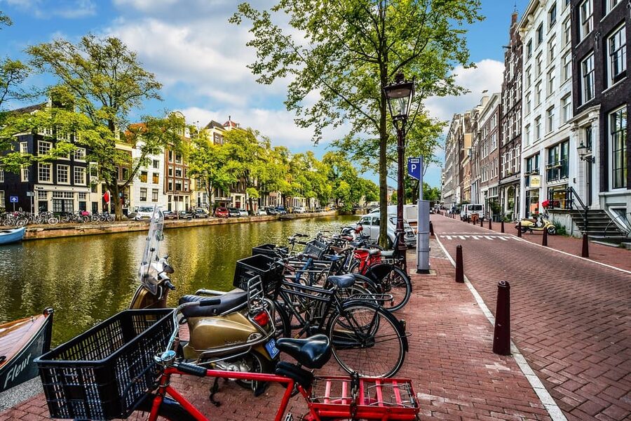 Amsterdam: 3-Hour Private Bike Tour of the City Center - Heineken Brewery sights and De Wallen on the same ride