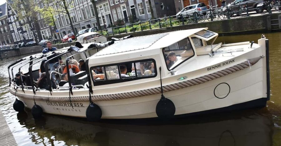 Amsterdam: 420 Smoke-Friendly Boat Tour - Finding the pier and boarding fast (so you do not miss the chill)