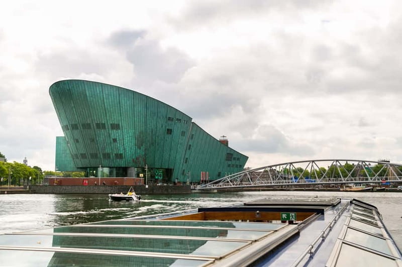 Amsterdam: 75 Minute City Canal Cruise with Audio Guide - Snackbox, weather comfort, and the crowd reality