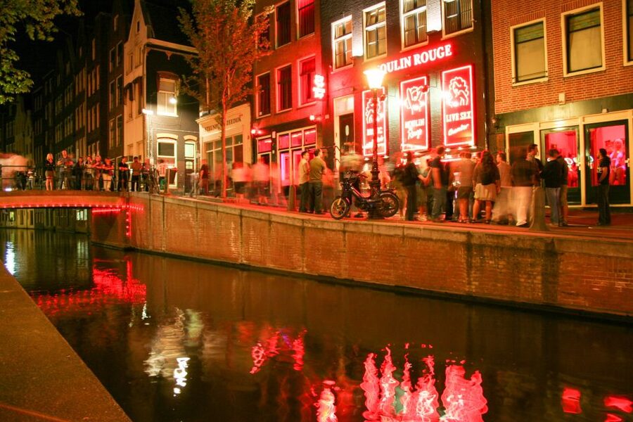 Amsterdam: After Dark Red Light District Tour - Meeting point reality check at Frisco Inn and the 1.5-hour plan