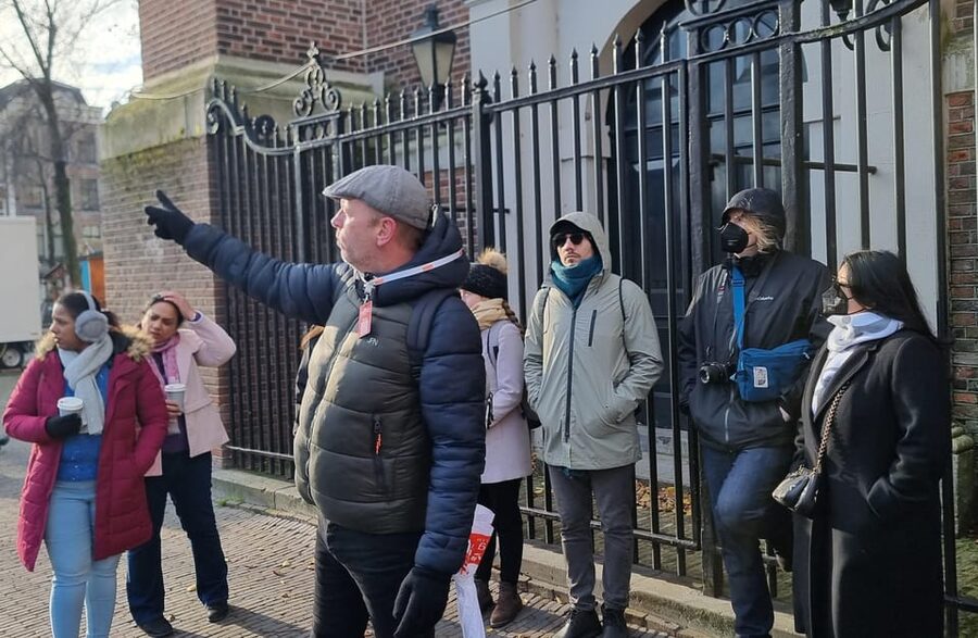 Amsterdam All In One Tour Walking Tour - Meeting point, weather reality, and staying photo-ready