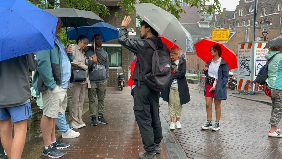 Amsterdam: Anne Frank's Last Walk & Visit the House in VR - Oculus VR inside the Secret Annex, including the bookcase moment