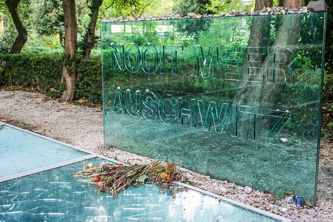 Amsterdam : Anne Frank Tour in EN/DE/IT/ES - Start at De Waag, end at the Holocaust Namenmonument