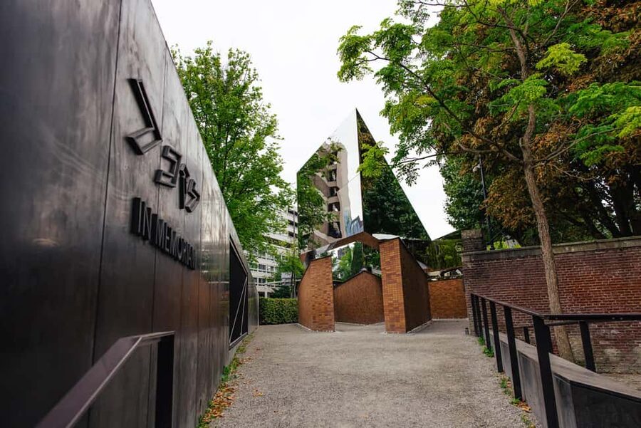 Amsterdam: Anne Frank Walking Tour - Guided in EN/DE/IT/ES - The Holocaust memorial run: Auschwitz Monument, Dokwerker, and the Names Monument