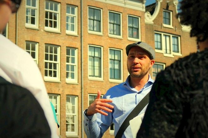 Amsterdam Architecture Tour - The Late 17th Century Stop Where Architecture Solves a Human Problem
