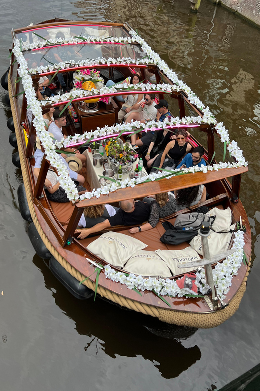Amsterdam: Boat Tour with Optional Unlimited Drinks - Finishing Strong: Munttoren, Wilhelmina, and the Boat Ride Wrap-Up