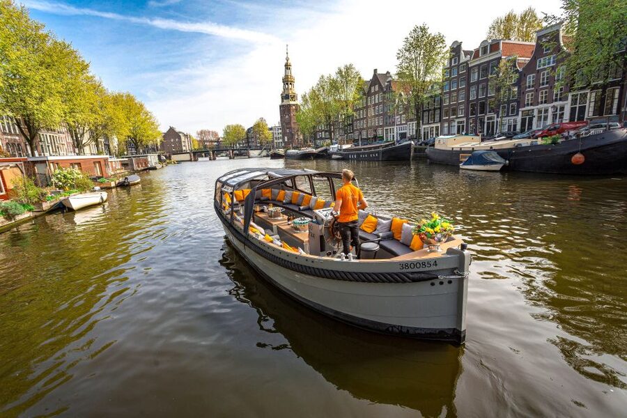 Amsterdam: Canal Belt Private Beer Boat Tour - The views that matter most, Golden Age merchant houses