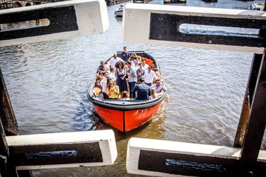 Amsterdam: Canal Belt Private Beer Boat Tour - Meeting-point tips that save time in Amsterdam