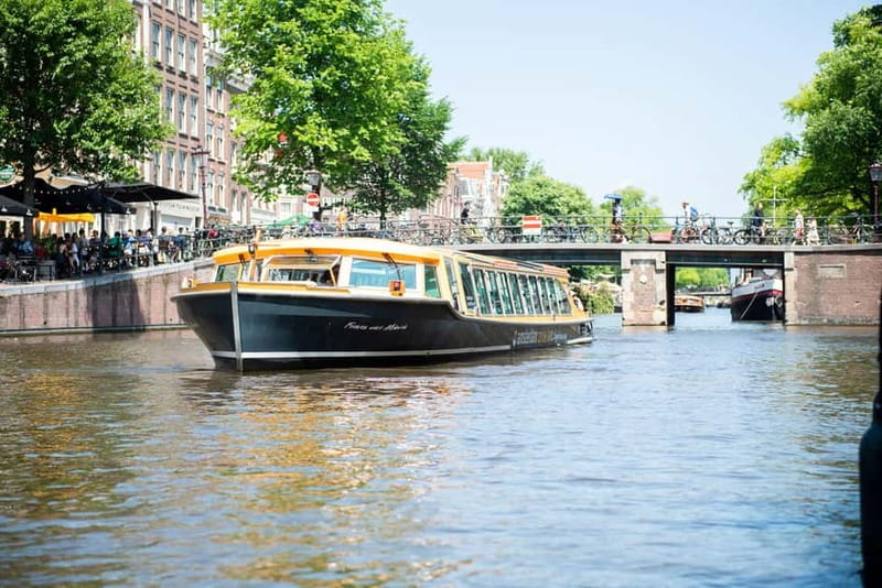 Amsterdam canal cruise with culinary burger or cheese & wine - Burger Dinner Cruise or Cheese and Wine, what you’re really choosing