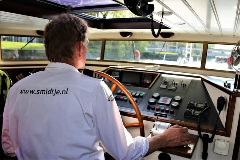 Amsterdam canal cruise with culinary burger or cheese & wine - Heated comfort and practical onboard comfort that actually helps