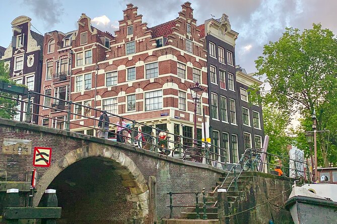 Amsterdam Canal Cruise with German Guide and unlimited drinks - German commentary: how the stories land when you lean in
