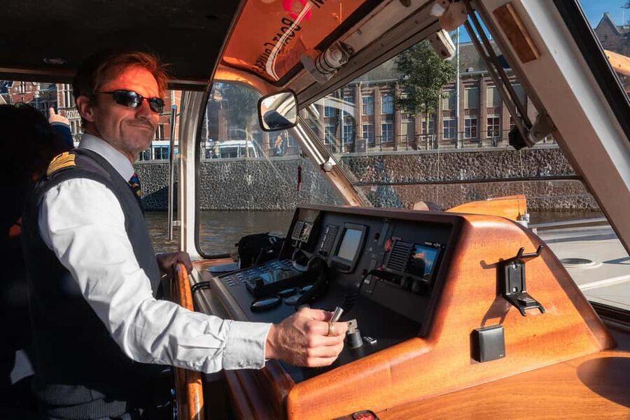 Amsterdam: Canal Cruise with Live Commentary & Audio Guide - Drinks you can buy, plus the host service vibe