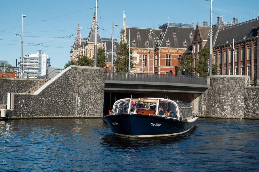 Amsterdam: Canal Cruise with Live Commentary & Audio Guide - Who this cruise is best for