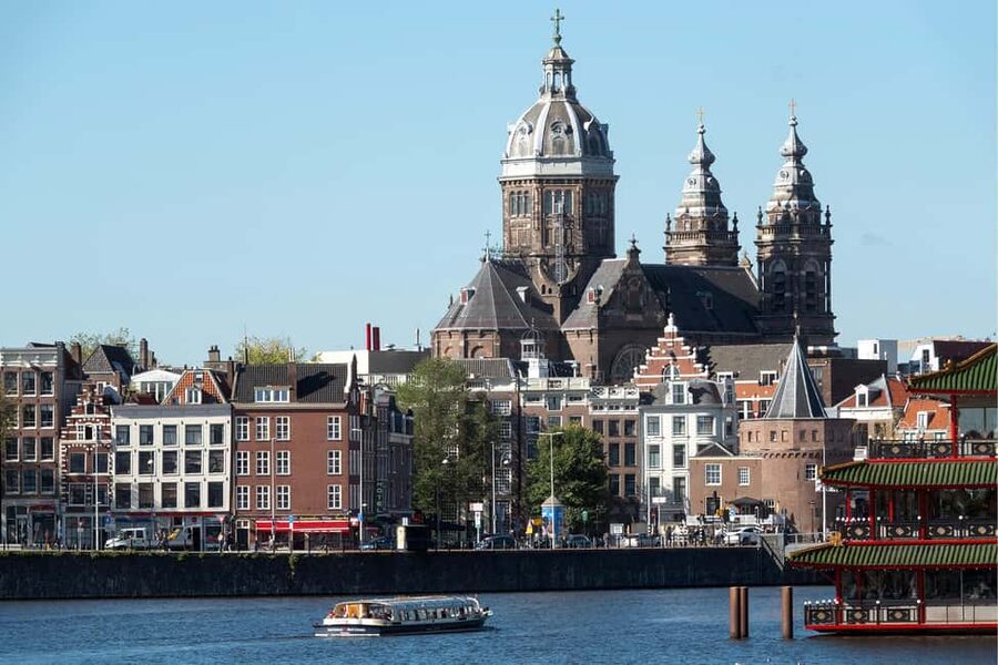 Amsterdam: Canal Cruise with Live Commentary & Audio Guide - Where Badhuiskade is, and how to get there from Central Station