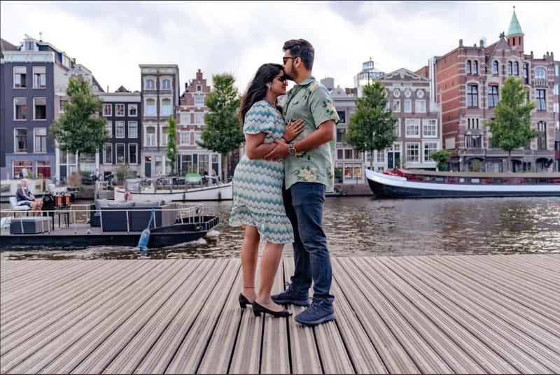 Amsterdam Canals Photoshoot: Private Solo, Family or Couples - What You Get: 5 Edited Photos, 48-Hour Preview, and Extra Orders