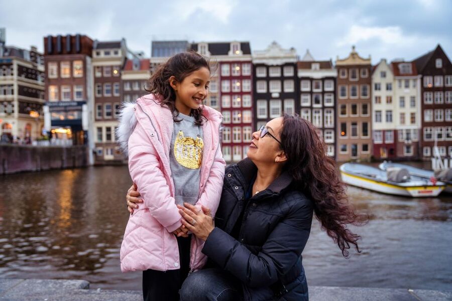Amsterdam Canals Photoshoot: Private Solo, Family or Couples - Price and Value for a 4-Person Private Session