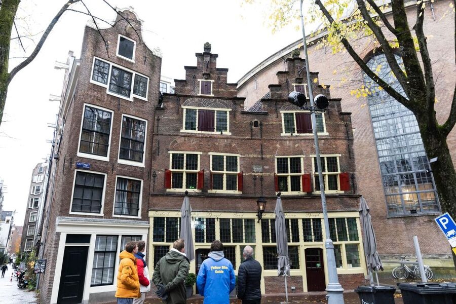 Amsterdam Central Walking Tour - Meeting at Nieuwezijds Kolk and the rhythm of the route
