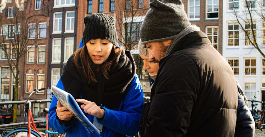 Amsterdam: City Center Walking Tour in italian - Dam Square orientation, then Royal Palace and Nieuwe Kerk photo stops