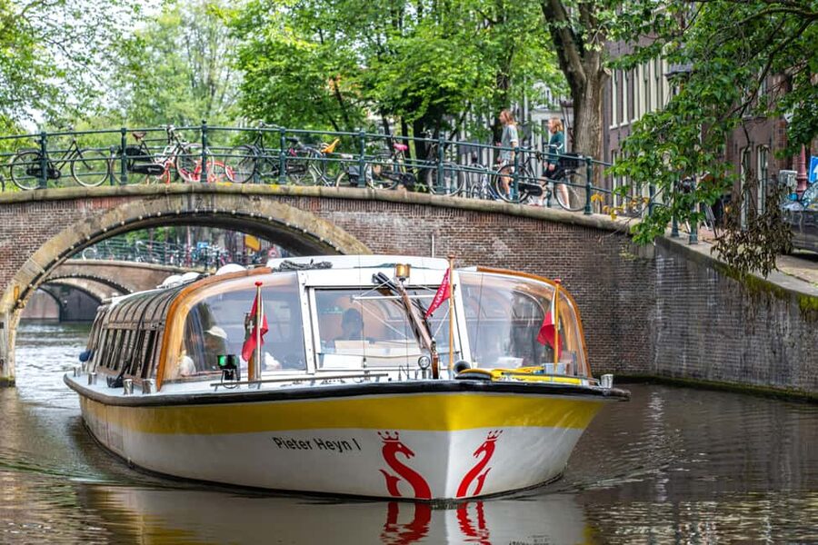 Amsterdam: City Centre Canal Cruise & Free Flower Cocktail - Rijksmuseum vs Damrak: Why 75 Minutes Can Be Worth It