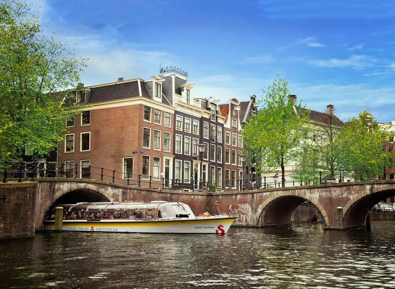 Amsterdam: City Centre Canal Cruise & Free Flower Cocktail - Comfort in Rain and Wind: What the Boat Is Like
