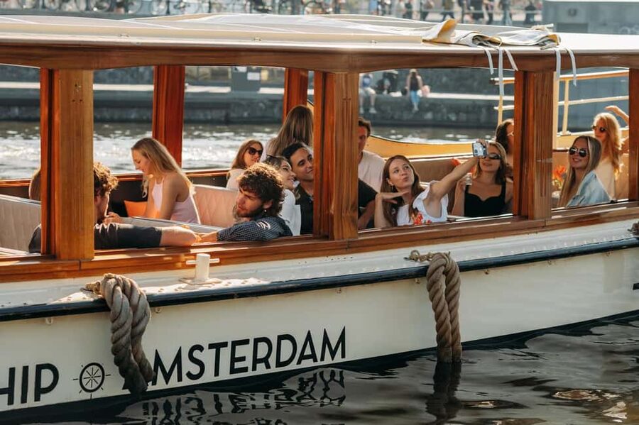 Amsterdam: Classic Boat Cruise with Optional Cheese & Wine - Comfort checklist: what to wear on a canal boat