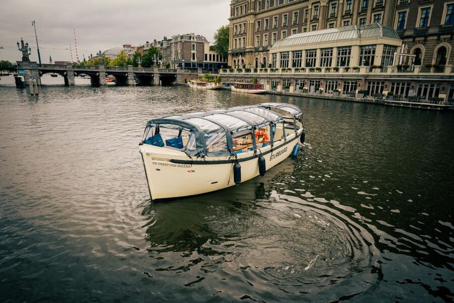 Amsterdam: Covered Canal Booze Cruise with Unlimited Drinks - The First Minutes: From the Red Light Area to the Waterfront