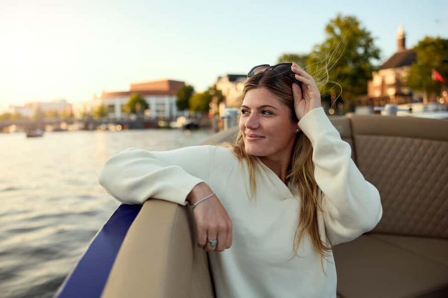 Amsterdam: Cozy Evening Canal Cruise With Open Bar Option - Key things to know before you board