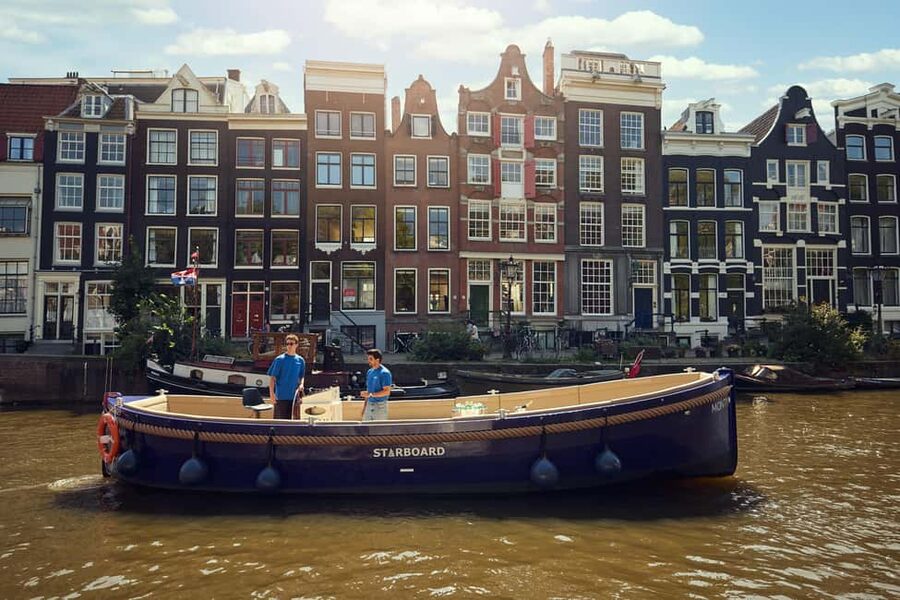 Amsterdam: Cozy Evening Canal Cruise With Open Bar Option - Red Light District to NEMO and Sea Palace: what you see early in the cruise