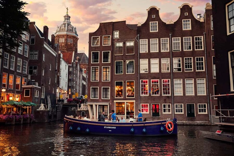 Amsterdam: Cozy Evening Canal Cruise With Open Bar Option - Where you meet near Dam Square, and how boarding usually feels