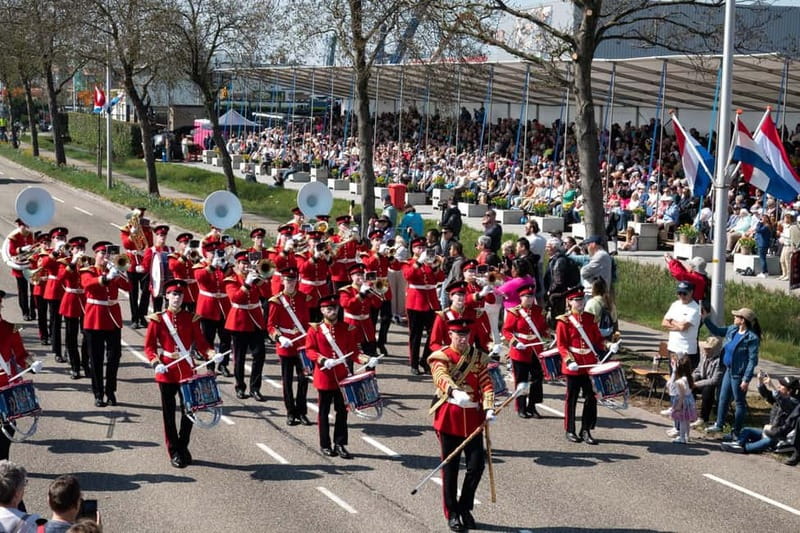 Amsterdam: Day Trip to Flower Parade & Keukenhof on April 18 - Key highlights that make this day trip work