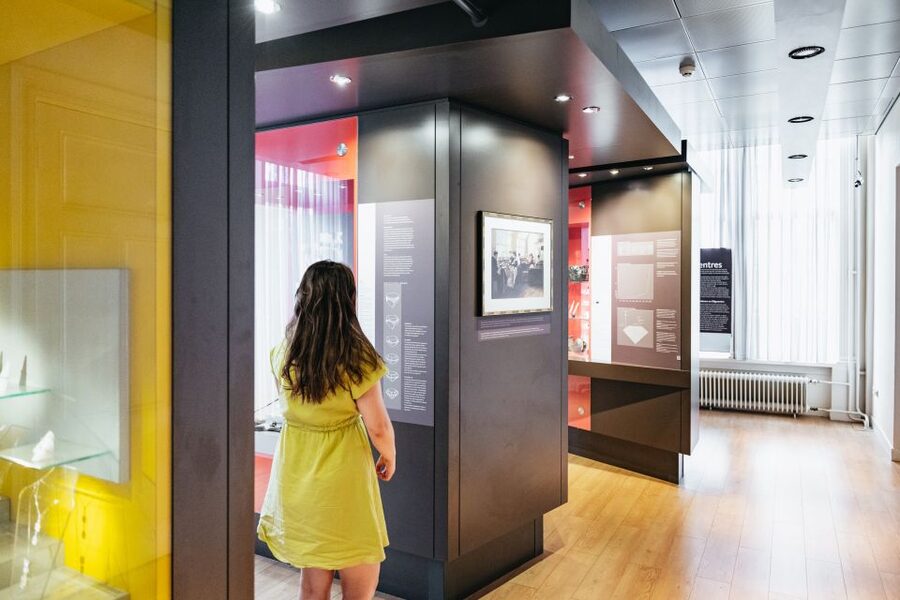 Amsterdam: Diamond Museum Entrance Ticket - Replicas of famous diamonds: learning the shapes without the price tag