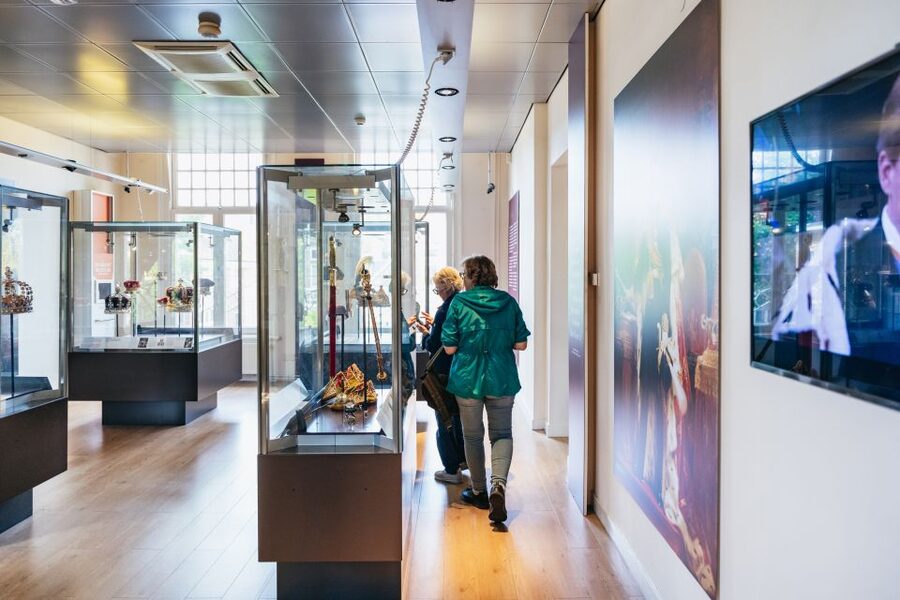 Amsterdam: Diamond Museum Entrance Ticket - The 3 billion year origin story: from 120 miles underground to a finished stone