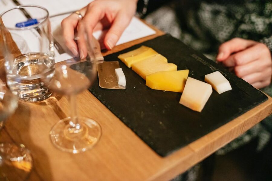 Amsterdam: Dutch Cheese Tasting Experience with Wine - Timing, pace, and the stairs-only reality