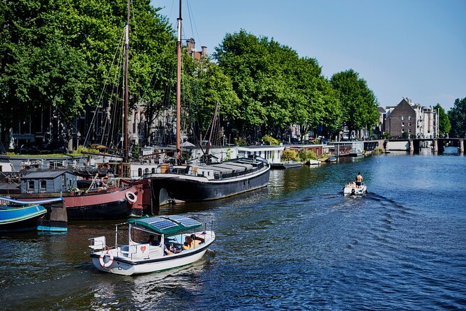 Amsterdam Essence in German: 90-minute waterway trip - Drinks and Comfort: What’s Included, What’s Not