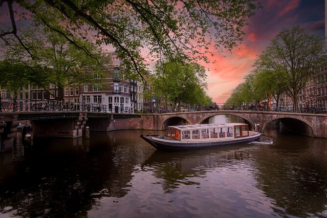 Amsterdam Evening Canal Cruise with Live Guide and Onboard Bar - How the one-hour canal cruise actually plays out
