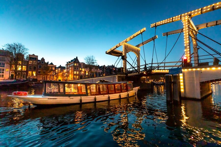 Amsterdam: Evening Canal Cruise with (Open) Bar on Board - Entering Amsterdam’s night mood from the water