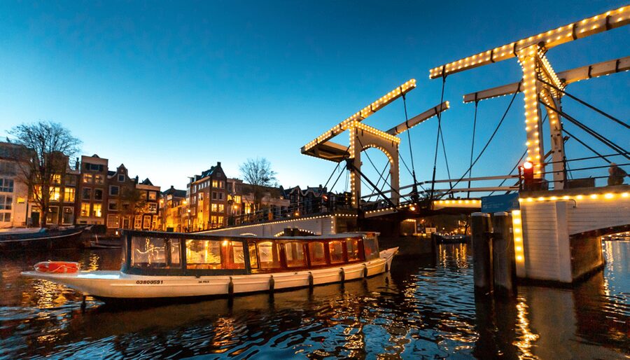 Amsterdam: Evening Canal Cruise with (Open) Bar on Board - On-board comfort: blankets, bridge lights, and the step up