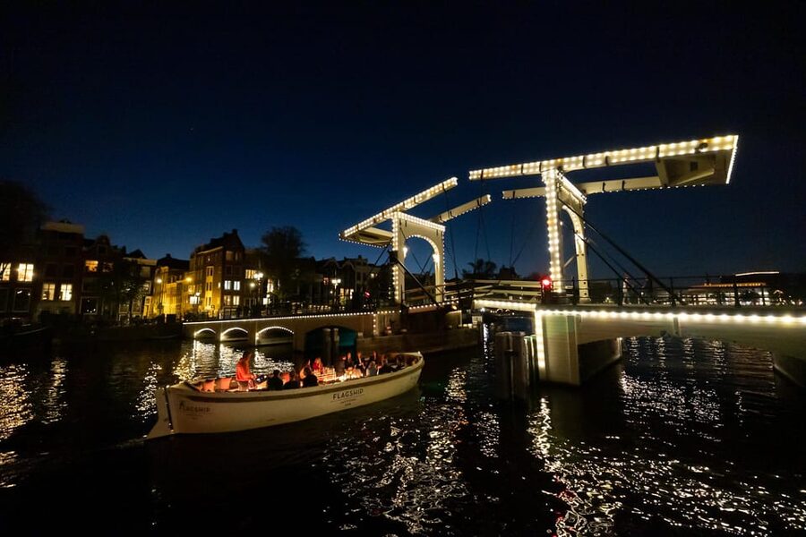 Amsterdam: Evening Canal Cruise with (Open) Bar on Board - The onboard bar: how the drinks option changes the value