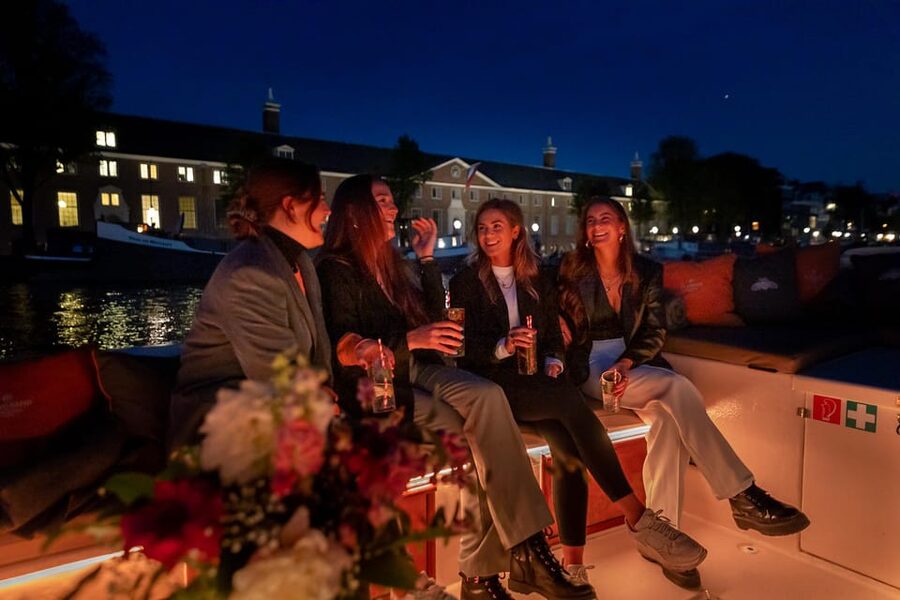 Amsterdam: Evening Canal Cruise with (Open) Bar on Board - Who this cruise suits best, and who should skip it