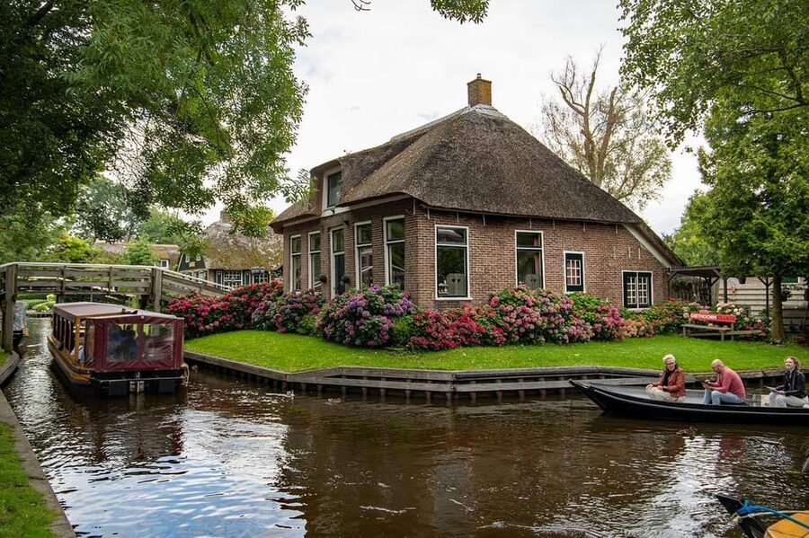Amsterdam: Explore Giethoorn in a Private Tour with Driver - Practical tips to get more from your Giethoorn day
