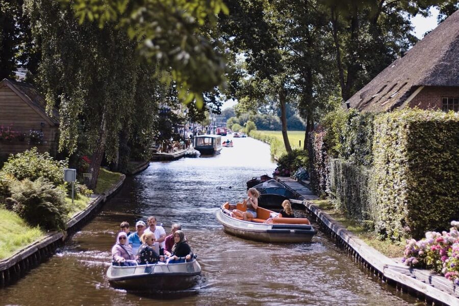 Amsterdam: Explore Giethoorn in a Private Tour with Driver - Lunch hour and free time, how you can use it well