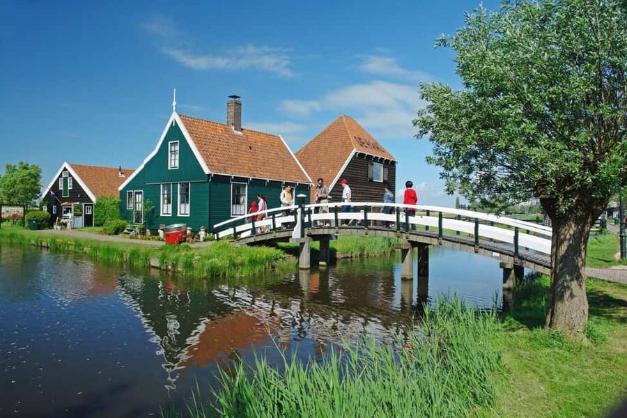 Amsterdam: Explore Zaanse Schans: Half-Day Luxury Coach Trip - Arriving at Zaanse Schans: use the map first, then choose your pace